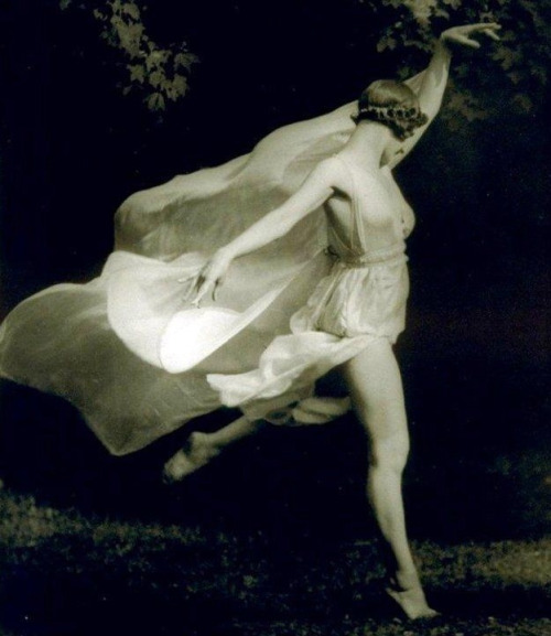 Porn photo maudelynn:  Isadora Duncan by Arnold Genthe