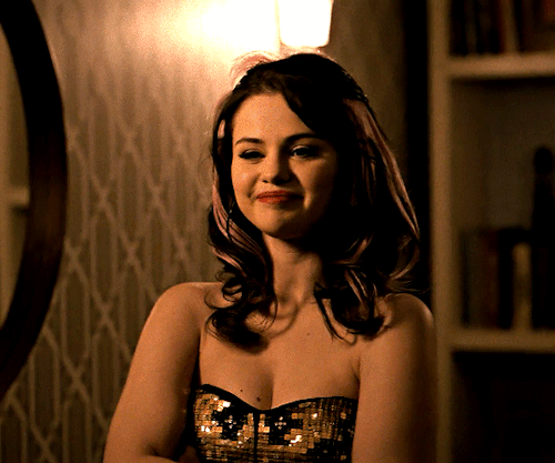 SELENA GOMEZ As MABEL MORAONLY MURDERS IN THE BUILDING | 1x02 Who Is Tim Kono?