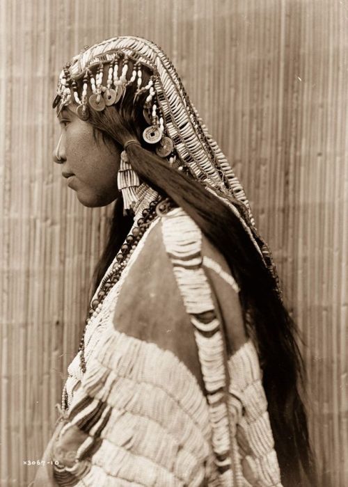 indigenouswisdom:Wishram women wearing bridal garb at a wedding in 1910. The Wishram and Wasco are P