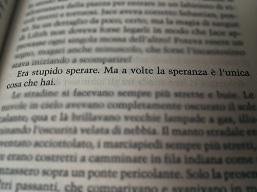 pioggiachecade-vitachescorre:  “Era stupido sperare. Ma a volte la speranza è l’unica cosa che hai.” Shadowhunters, Città delle anime perdute. 