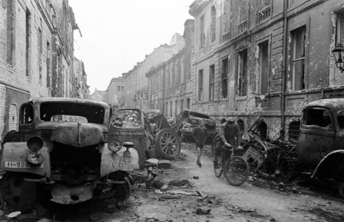 secondworldwarineurope: After the Fall: Photos of Hitler’s Bunker and the Ruins of Berlin, 194