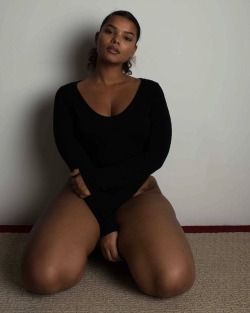 luvisblack:  #LuvIsBlack #BeautifulBlackWoman #Thickness #FullBeauty #ThickThursday #TimelineQueen  Her skintone her thighs