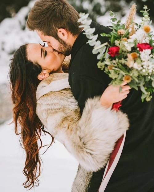 Kisses in the winter @jordanbreephotography_ #weddingphotography #weddingphotographer #utahweddingph