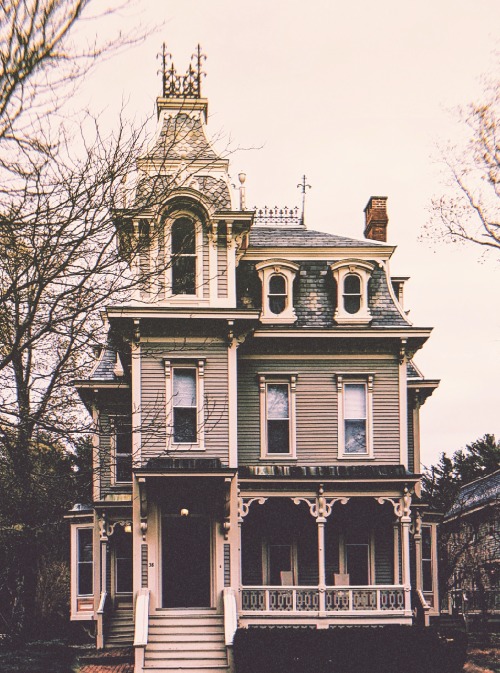 pumpkin-patched: Spooky Maine mansion 👻