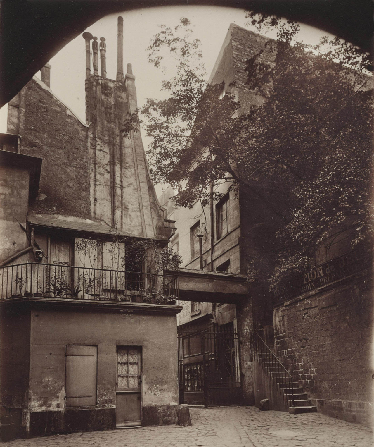 gacougnol:
“Eugène Atget
Cour de Rouen
1898
”