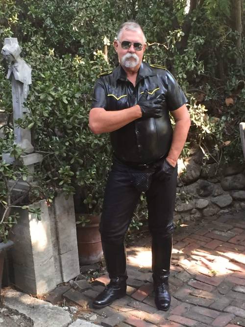 leathermine:Beautiful and sexy and hot daddy