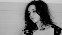 favorite people &gt; Emilia Clarke A young Brit girl with no theatre experience