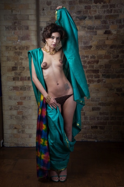 indian-sexx: Pretty Indian Shows her Boobs