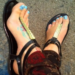 drftlvr:  jolienblue:  ifeetfetish:  Me#feet#sexyfeet#sexytattoos
