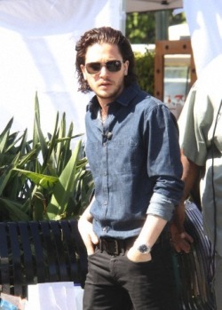 Kit-Harington-Fans:  Kit Filming Extra With Mario Lopez To Promote How To Train Your