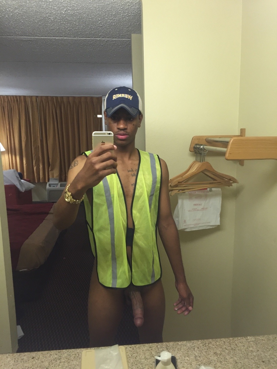 tbhitismackdamost:  Sexxx'boi status…Hey tall Boi can you take this 9’ ?