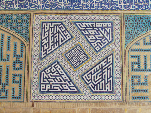 tanyushenka:Photography: “Kufic Calligraphy - Glazed-tile Decoration of the Jameh Mosque 