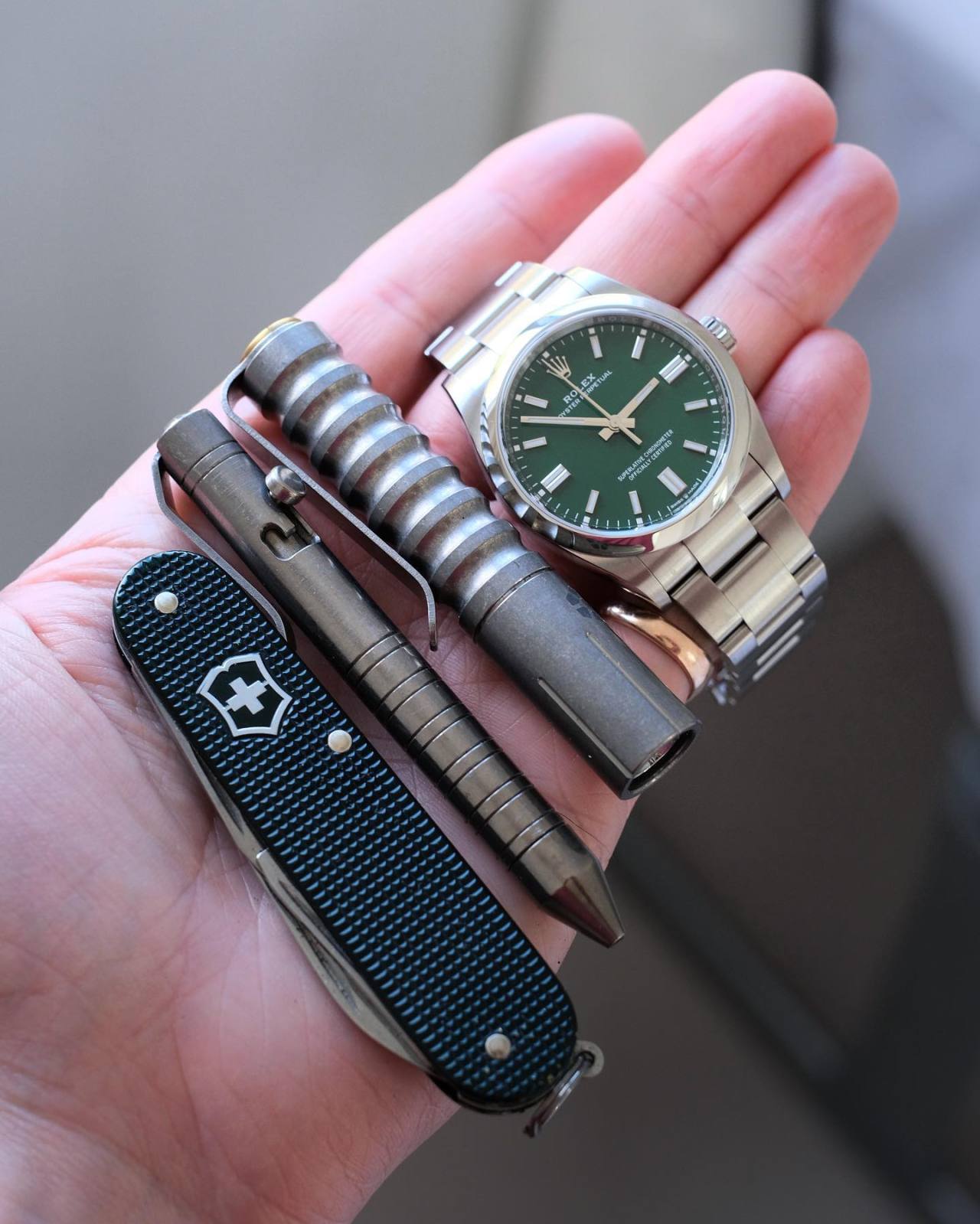 Pockety things with a wristy thing.
Not sure quite why my hand looks all pink, but hey ho.
.
.
#edcgear #edccommunity #sakallday #victorinoxcadet #alox #prometheuslights #copperedc #migpen #handdump #rolexop36green #rolexop36 #watchfam #edcwatch...