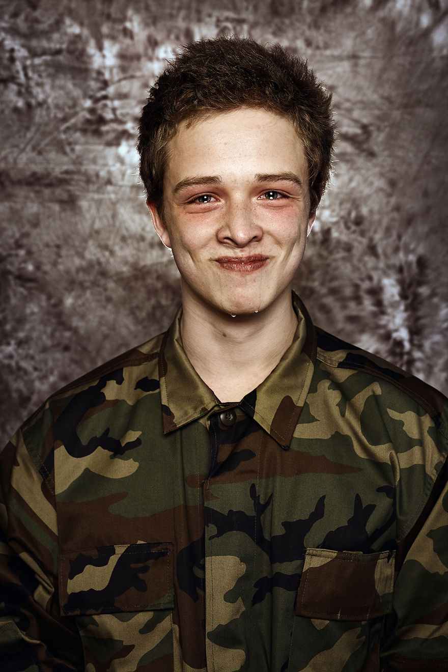 boredpanda:    Powerful Portraits Of Men Reacting To New Mandatory Army Draft In