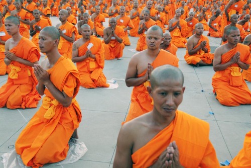 asylum-art:The Dhammakaya Temple,Luke Duggleby Photography The Worlds Largest Buddhist TempleThe eno