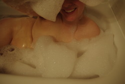 poorlittlenympho:  Big smiles and bubbles♥ 