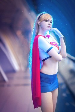 deluxeminty:  Takin’ a break from Finals study. Here’s Super girl done by a russian cosplayer 