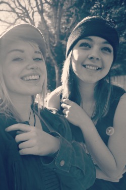 shmoke-what:  puresalvationrose:  best buds  ♥ i love you 