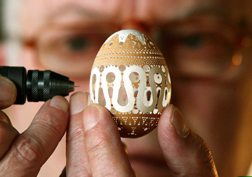sixpenceee:Franc Grom crafts beautiful, lacelike sculptures into egg shells, inspired by traditional
