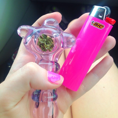 tiannajuana: nikkiiperessini: Girly stoners are the best types of girl