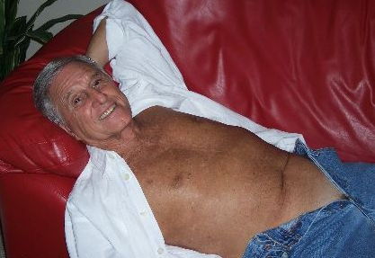 matureforme:Que guapo abuelo…..lo quiero!!Handsome