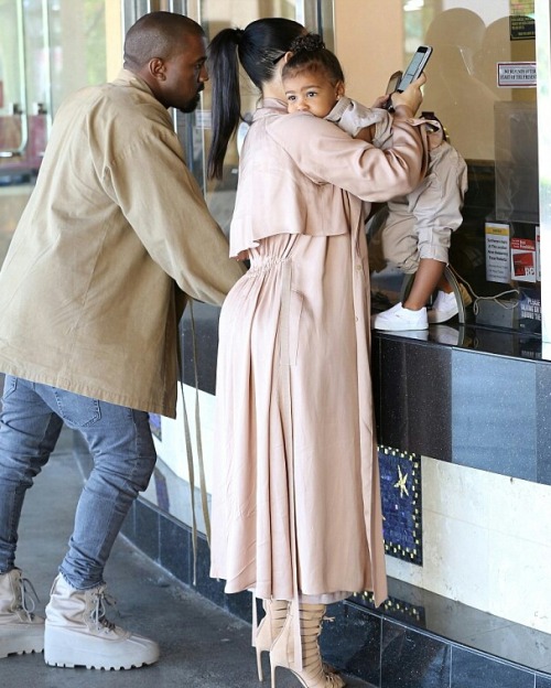 kylieandkendallblog: norisblackbook: When you’re trying to get a hug from mommy but she has to check