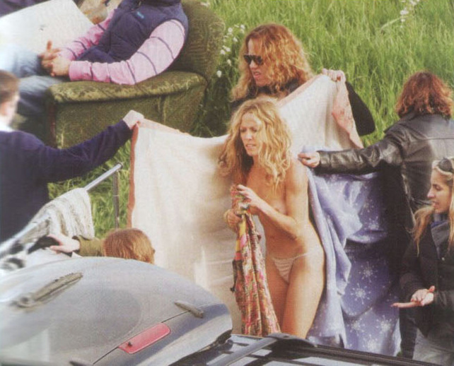 cruzingratiot:Sheryl Crow changing toppless