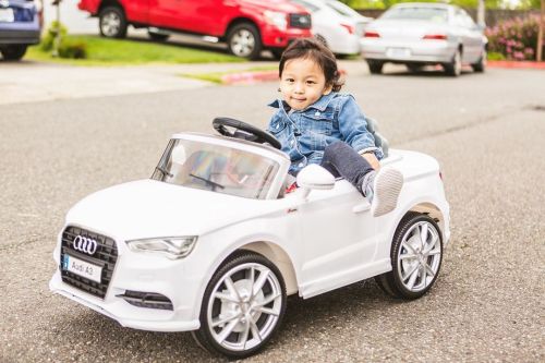 “Daddy I’m going to show you how I flex.” Stuntin’ in the whip #Audi #toddlerlife #asianhttps://ww