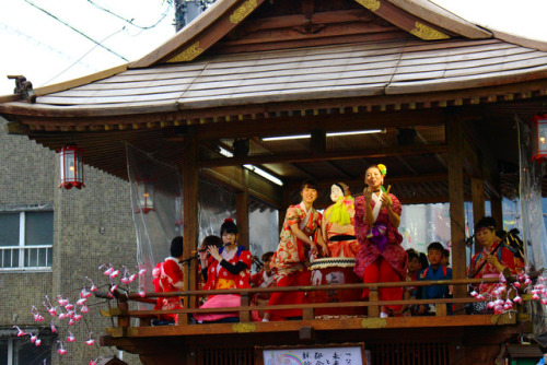 2017年2月25日（土）26日（日）に、石川県岐阜県と接する山沿いにある勝山市で開催された「勝山左義長（かっちゃま さぎっちょ）まつり」を見学に妻と娘と3人でお出かけ。春を呼ぶ祭りとも呼ばれ、奇祭と