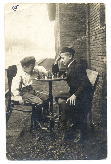 kuttithevangu:Lowicz, 1919. Two children, an uncle and his nephew, play chess outdoors.I love every 