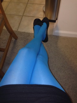 levante-su-bandera:  Blue tights and flats for the day…HORRAYYYY for colder weather.