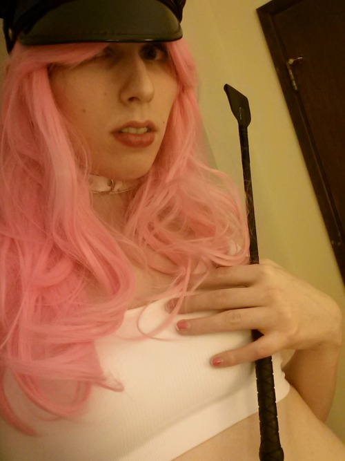 lil-uni:  Incomplete Poison Cosplay! Still waiting on the collar/arm bands, the chain for the hat, and I might go get new jean shorts I can tear up. I thought I would take a few pics! Streaming with it on at twitch.tv/unicorntrap <3