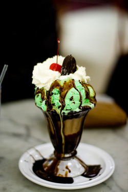 prettygirlfood:  Mint Chocolate Sundae 