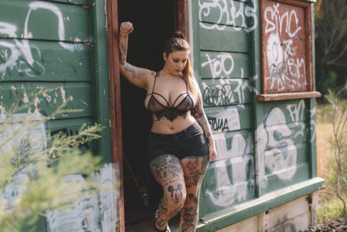 Mmm, a thick bitch with tits.