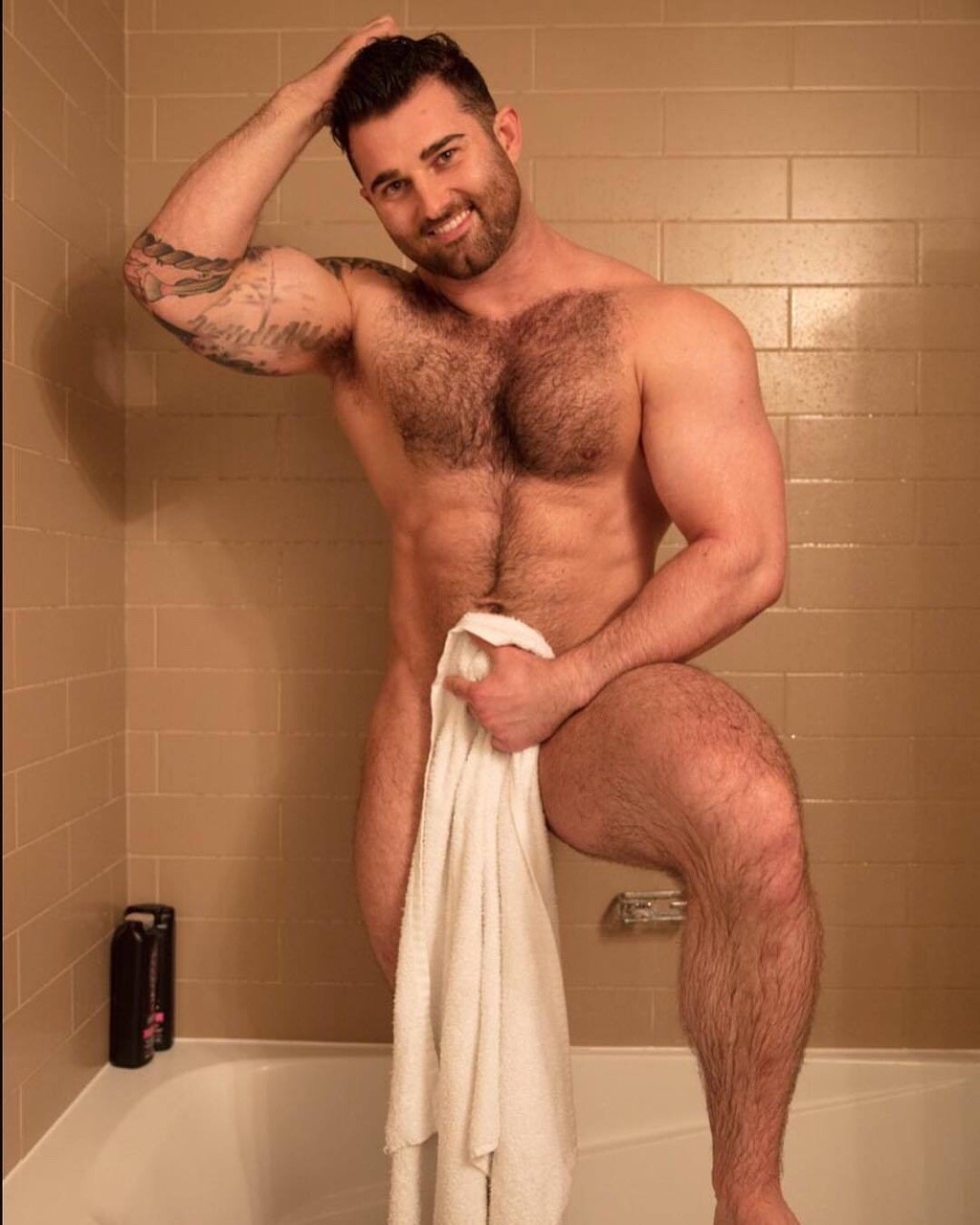 bearmuscleworship:  For my Christmas gift, drop the towel pls