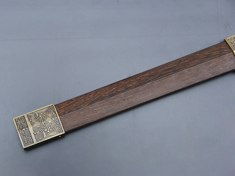 chinesesword:  Classic Chinese Sword Han Dynasty Style  http://www.icnbuys.com/chinese-tai-chi-sword-han-style.htmlReblog,