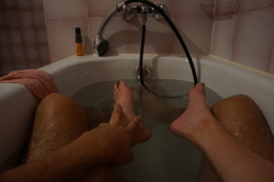 weednymphos:  Taking a bath together