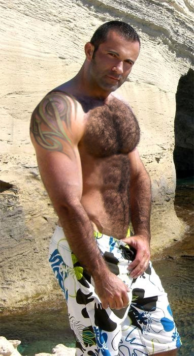 furryfellers:  Phwoarrr… now there’s a furry beast, grrr-RUFF ! 