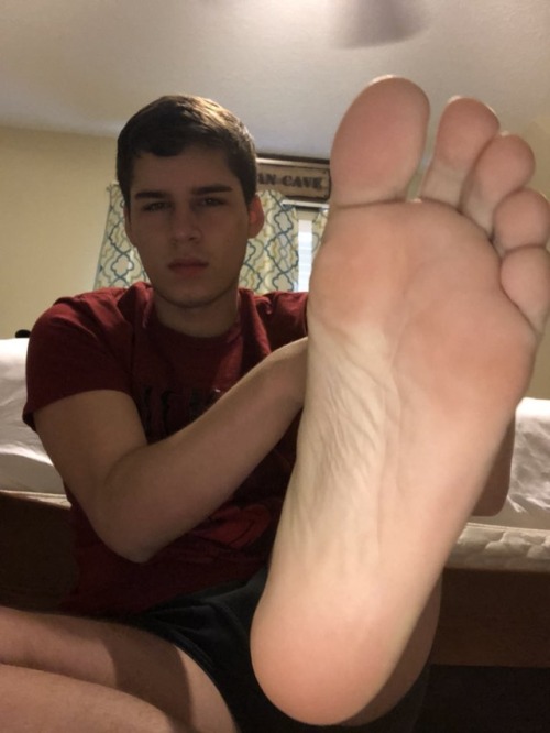 barefootbro22: barefootbro22: olderbromakesmehot: Feet on the table, such a power move  This guy is 