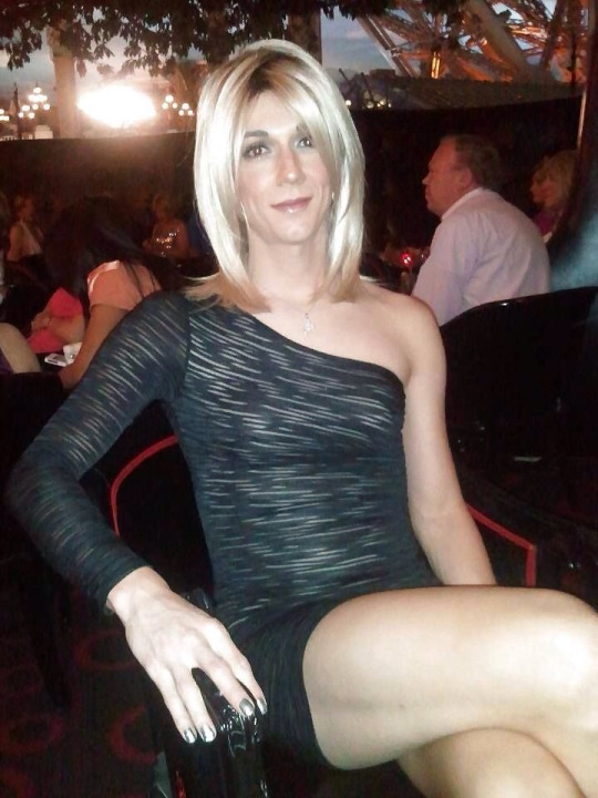 evelynbottomley:  lovecourts:  The Cross-Over - The Tranny’s favourite pose. Cross-legged