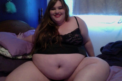 hellothefatterthebetter: cakeassassin:  gutta ball.   A belly like that bowls me over every tim