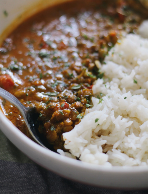 veggie-ness: Vegan Lentil CurryIngredients:2 tbsp red curry paste1 yellow onion3 cloves of garlic1 t