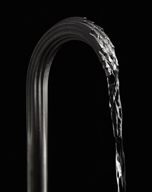 asylum-art-2:  arAmerican Standard  splashes out DXV line of  3D Printed metal faucets via: designboom north american plumbing and building product manufacturer american standard, revealed a ‘DXV‘  line of metal 3D printed faucets that revamp the