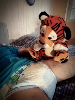 tigrouandme:  Tigrou seems pretty curious, he has never seen me wearing the new Kiddo diapers ! 