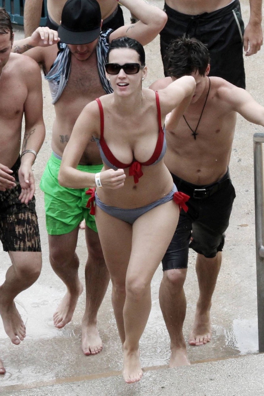 gotcelebsnaked:  Katy Perry - bikini candids in Bahamas. (07/19/10) 