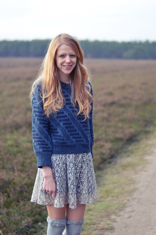 http://www.fashionwasmysecondlove.com/2015/01/outfit-blue-vintage-sweater.html