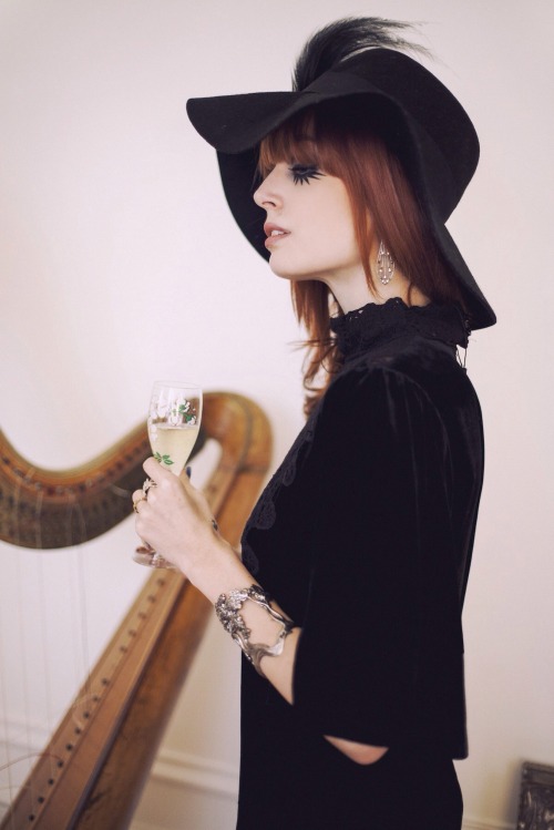 louisepandora: New Post : Art Nouveau Revival www.misspandora.fr/art-nouveau-revival/ Dress :