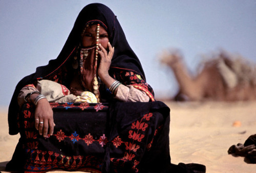 nordafricain - EGYPT. Sinai Desert. 1973. Bedouin woman in...