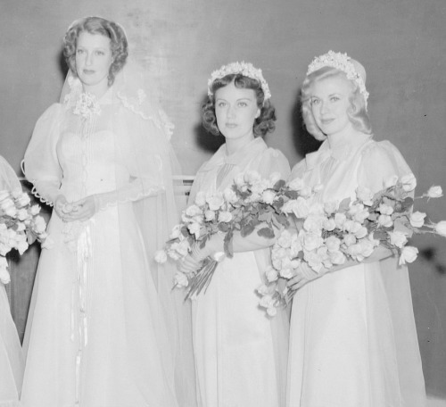 annies-classic-beauties:Jeanette MacDonald on her Wedding Day, with her Bridesmaids, Fay Wray and Gi