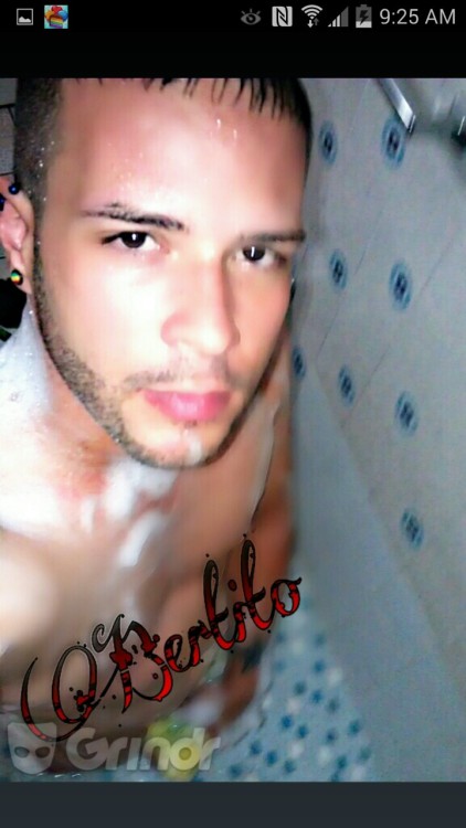 bellaqueopr:  prponce24:  Ella la que no sale de grindr y se hace el santo Alberto trabaja en dennys ponce mentiroso puto le gusta conocer varios machos ala vez y chicha con tipos diferentes cuidao con el yo se porque lo digo   Por favor pero asi hay